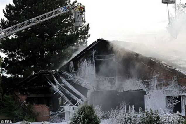 Ображений швейцарець протаранив літаком будинок матері