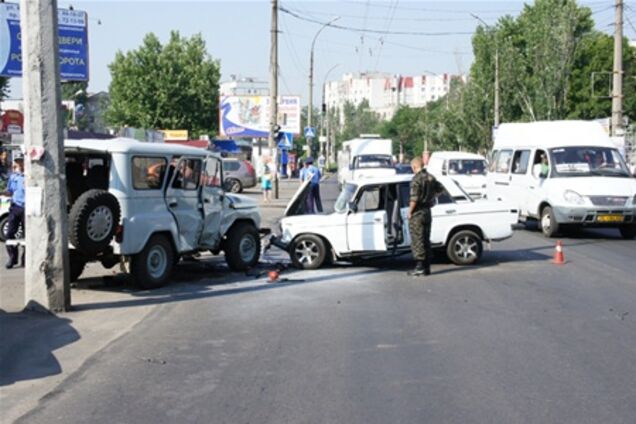 В Николаеве «Жигуль» протаранил УАЗ военной прокуратуры