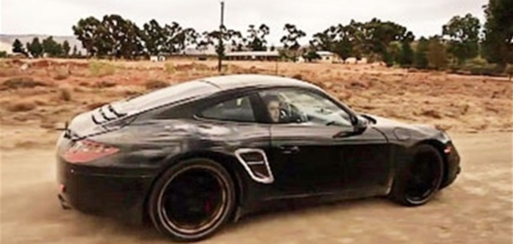 Porsche распространила официальный видеоролик-тизер, посвященный семейству 911