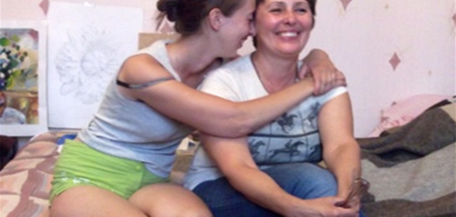 Потеряв половину мозга, девушка стала художником. Видео