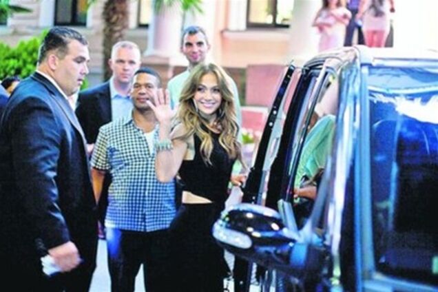 Дженіфер Лопес у Криму переодягалася в темряві і базікала з нареченим