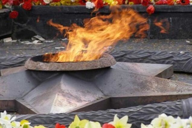 Возле Вечного огня молодежь устроила концерт с ругательными песнями