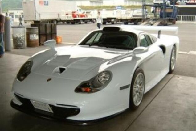 На продажу выставлен один из самых редких Porsche — 911 GT1 Strassenversion