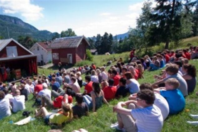 Вскоре после взрыва в Осло, в Норвегии начали стрелять в детском лагере