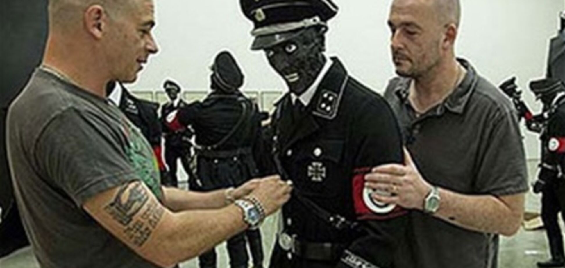 Британські художники представили нацистську виставку