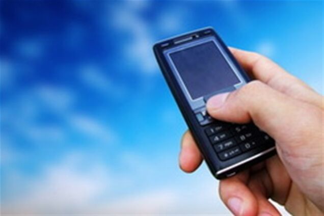 Янукович одобрил акциз на мобильные телефоны