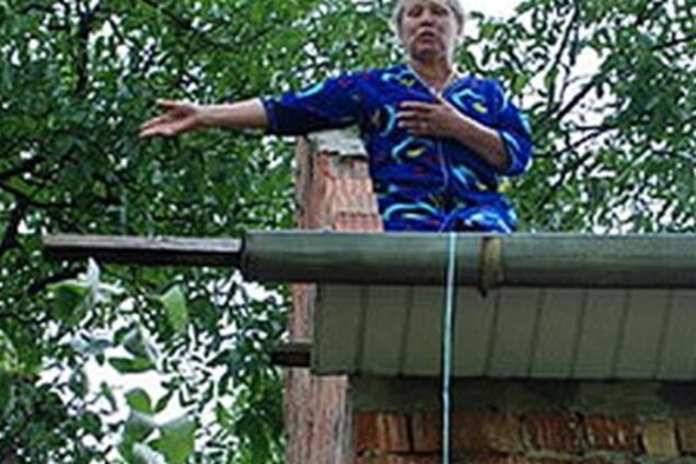 У Чернівцях жінка чотири доби сидить на даху будинку