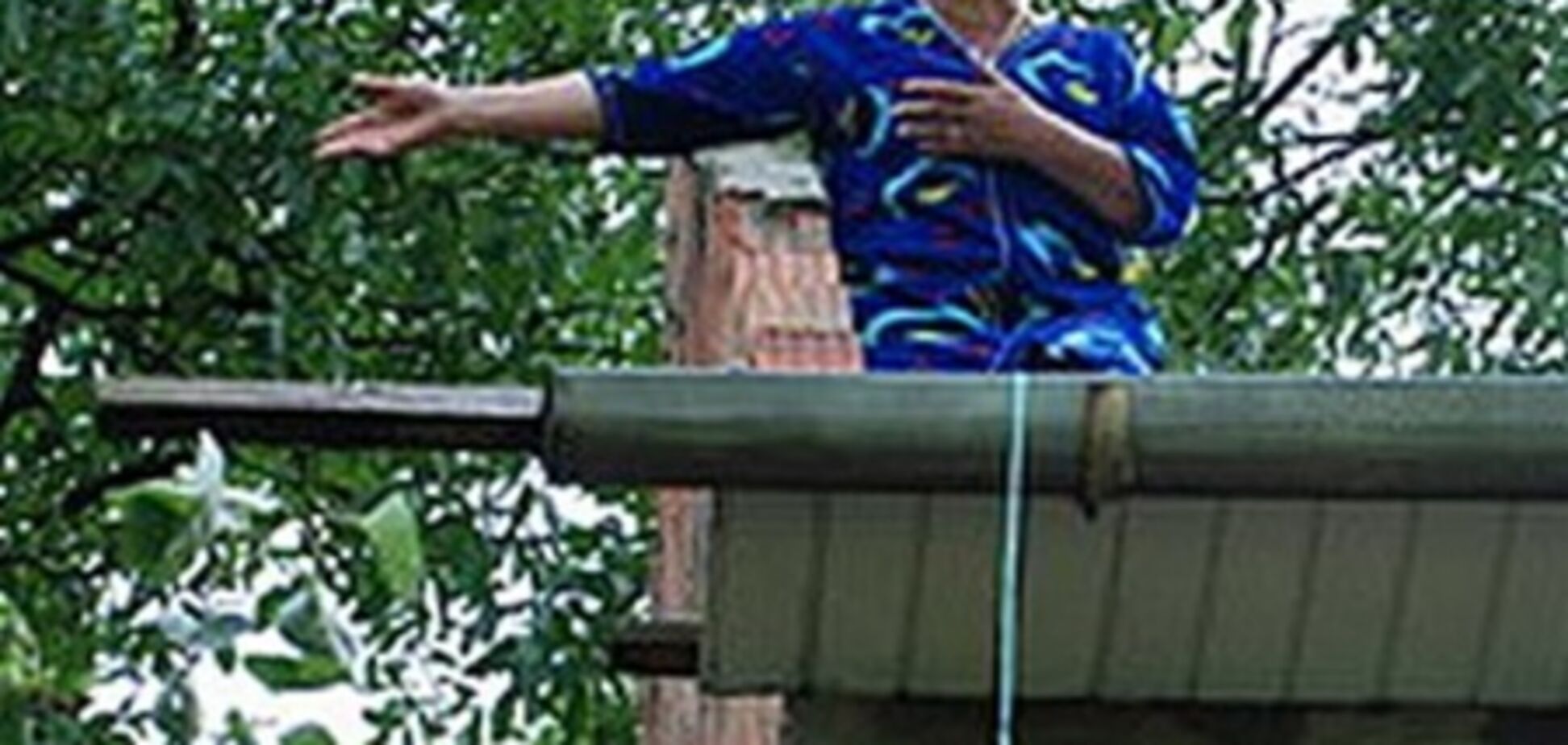 У Чернівцях жінка чотири доби сидить на даху будинку