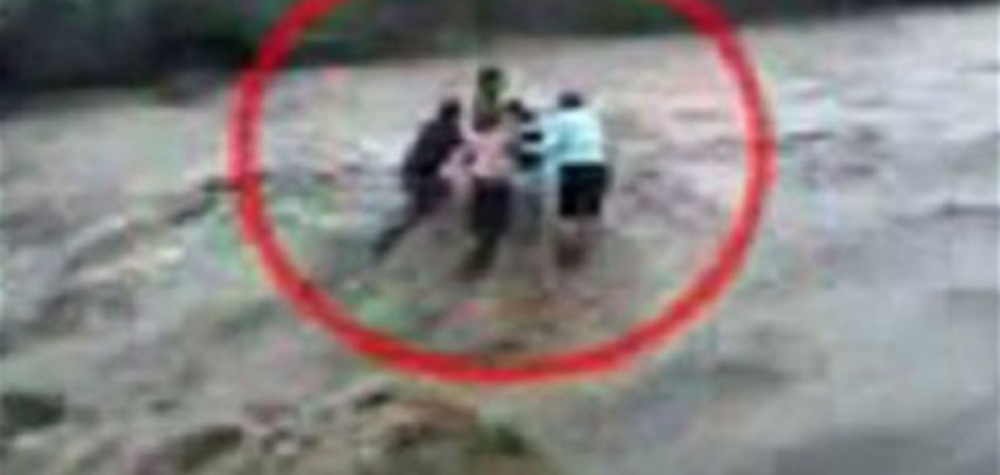Шокуюче відео з Індії: цілу родину змило в прірву селевих потоків. Відео