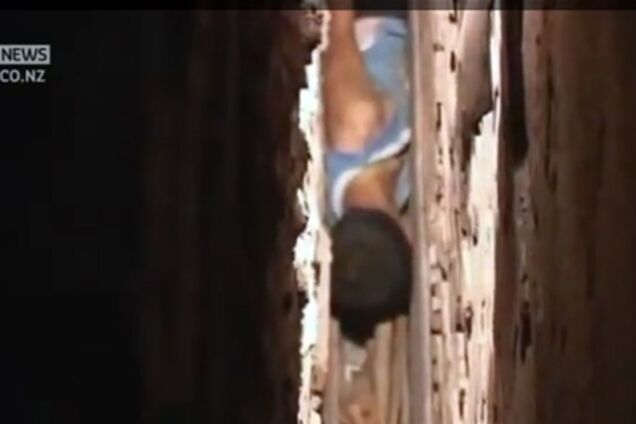 Мальчика, застрявшего между стенами, вырезали бензопилами