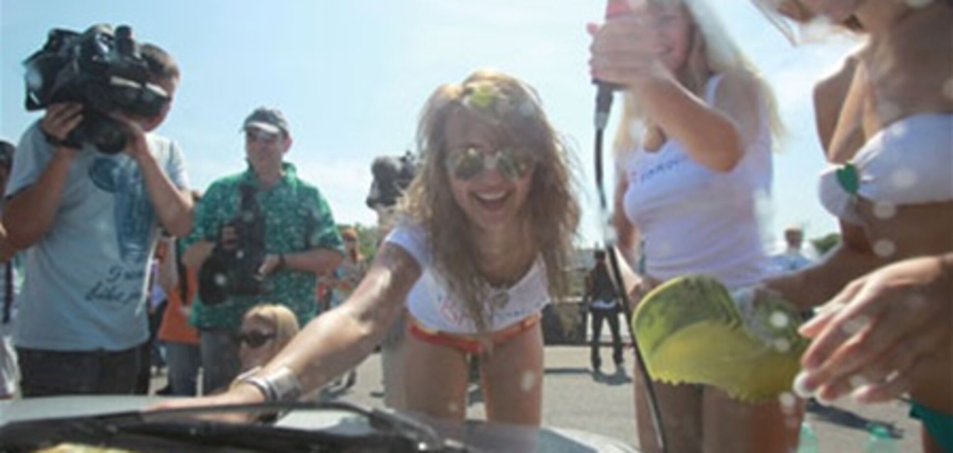 Старт выборов: по России голые фанатки Путина моют машины. Видео