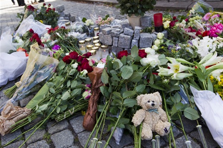 Норвежцы оплакивают погибших в кровавом теракте 