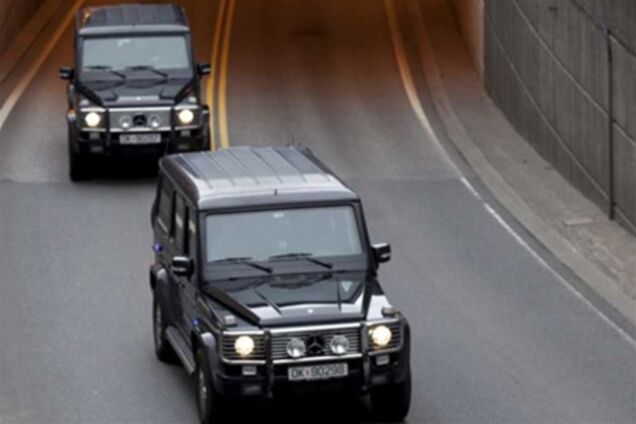 Натовп, викрикуючи прокляття, напала на машину з норвезьким стрільцем