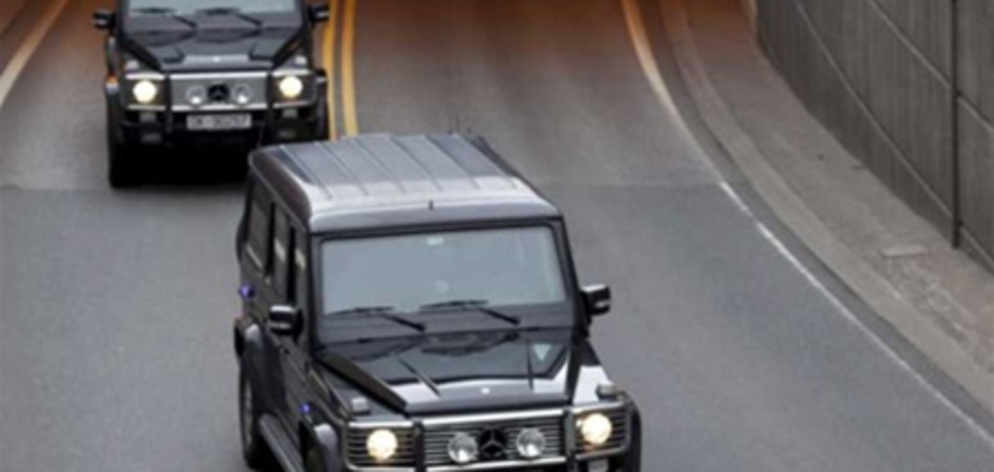 Натовп, викрикуючи прокляття, напала на машину з норвезьким стрільцем