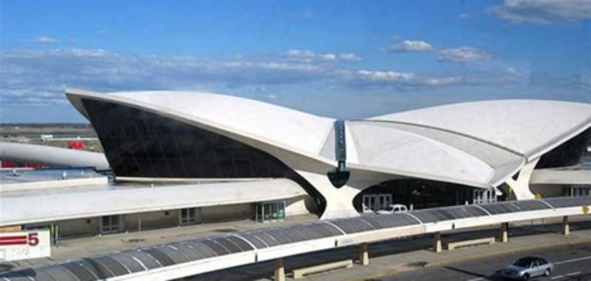 Из-за бесхозного пакета аэропорт в Нью-Йорке был закрыт на полтора часа