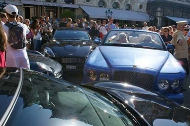 Самая дорогая авария: Bentley крушит Aston Martin, а затем Mercedes, Ferrari и Porsche. Фото