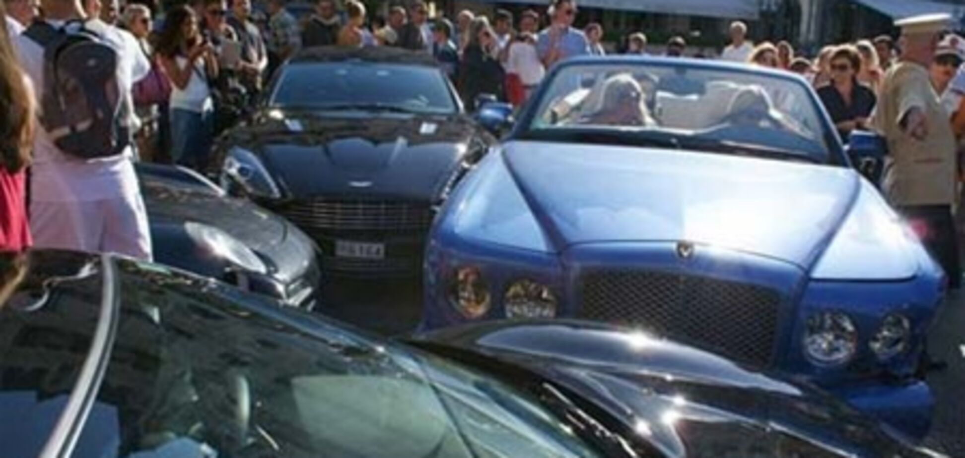 Самая дорогая авария: Bentley крушит Aston Martin, а затем Mercedes, Ferrari и Porsche. Фото