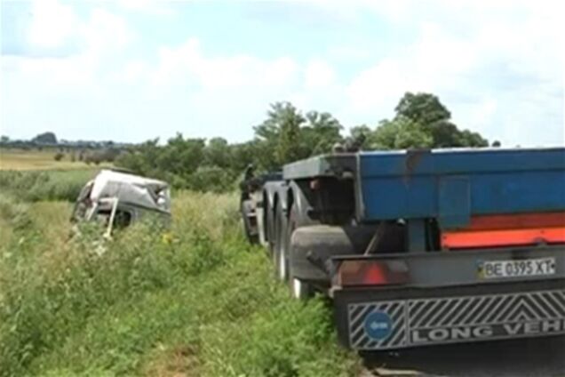 На Днепропетровщине пьяный водитель фуры перевернул трактор