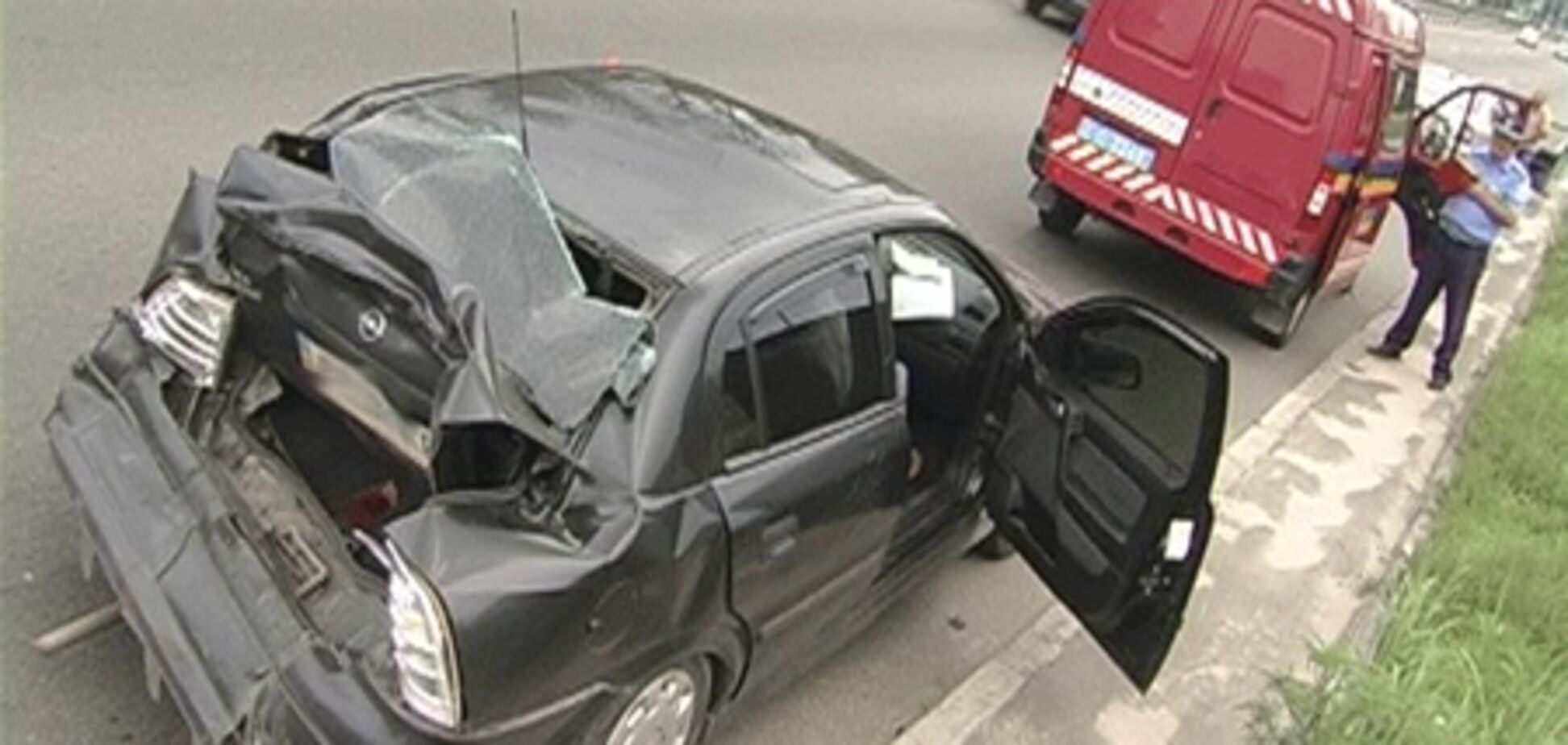 В Киеве троллейбус с людьми «догнал» Опель Астра