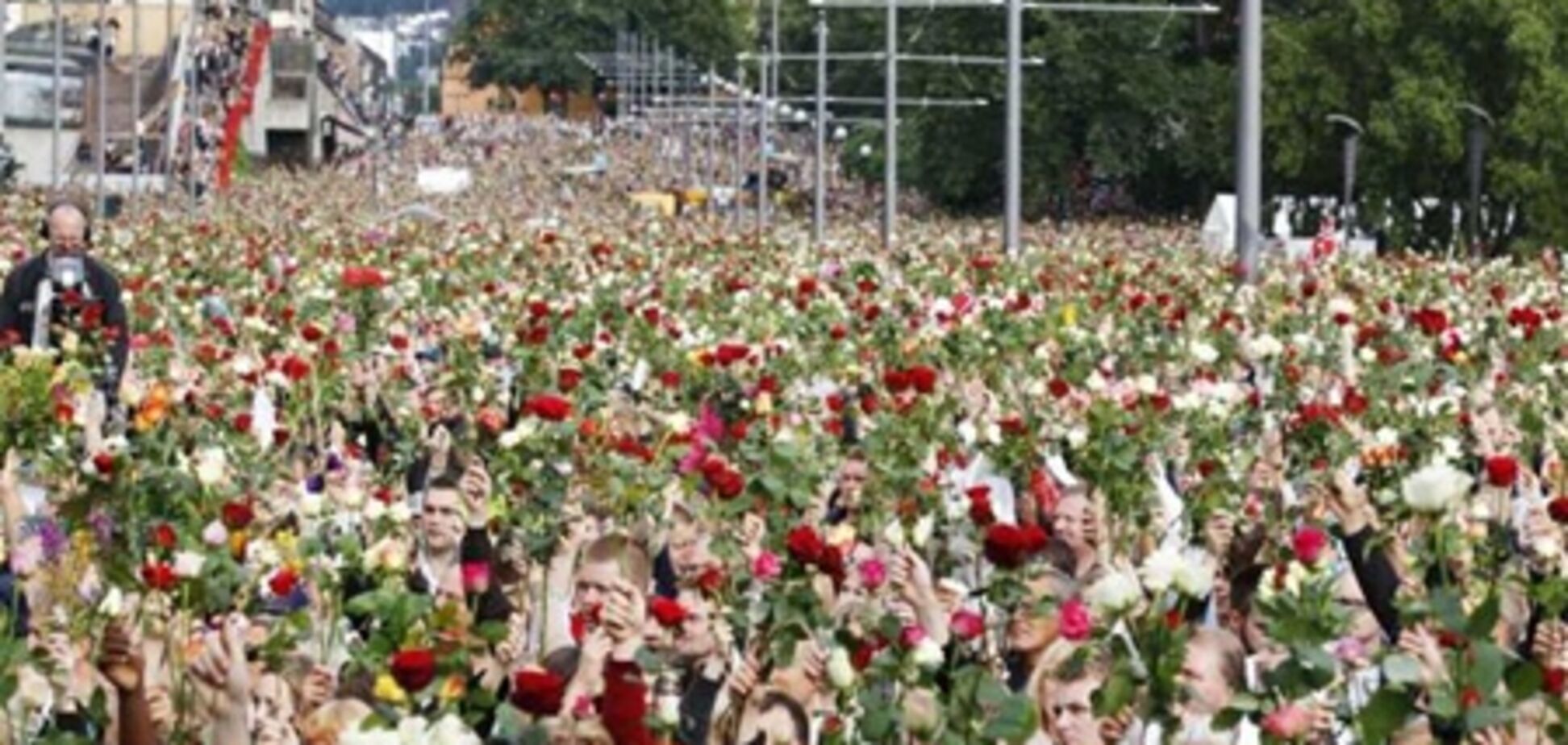 В Осло прошел 'Марш роз' в память о жертвах Брейвика. Фото