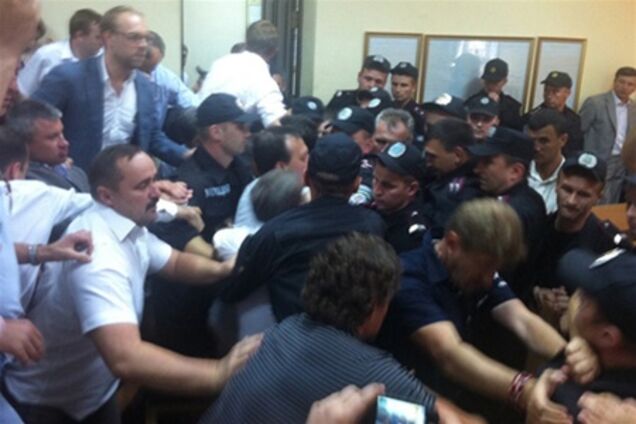 'Грифон' вытолкал из зала суда против Тимошенко нардепов и журналистов