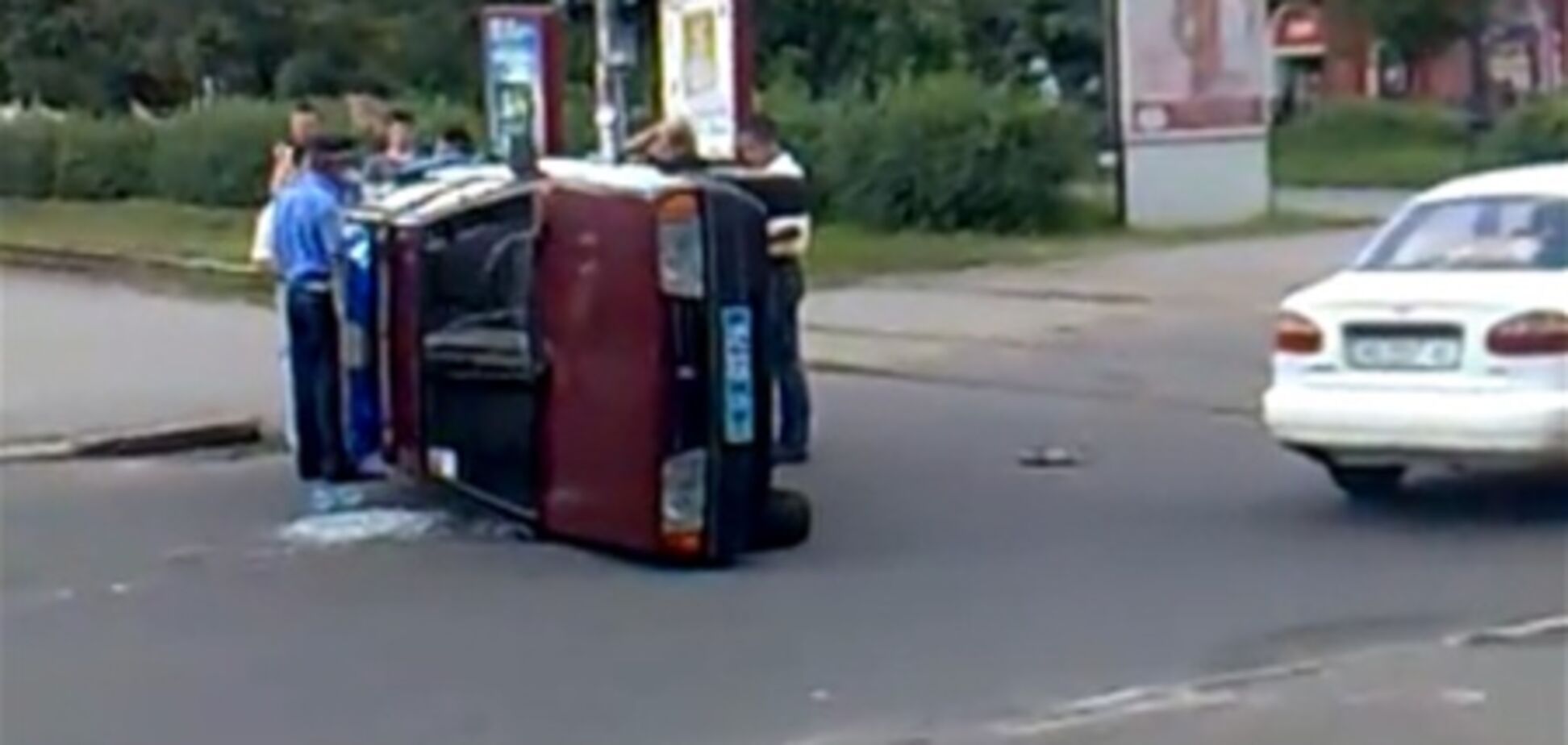 В Днепропетровске женщина на HYUNDAI опрокинула милицейскую машину ВАЗ