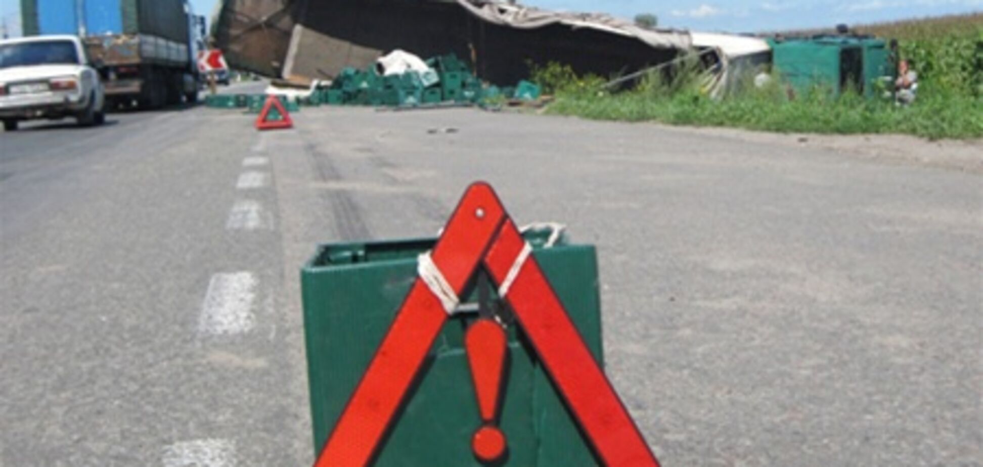 В Киеве на Окружной перевернулся «Камаз» c ящиками пива