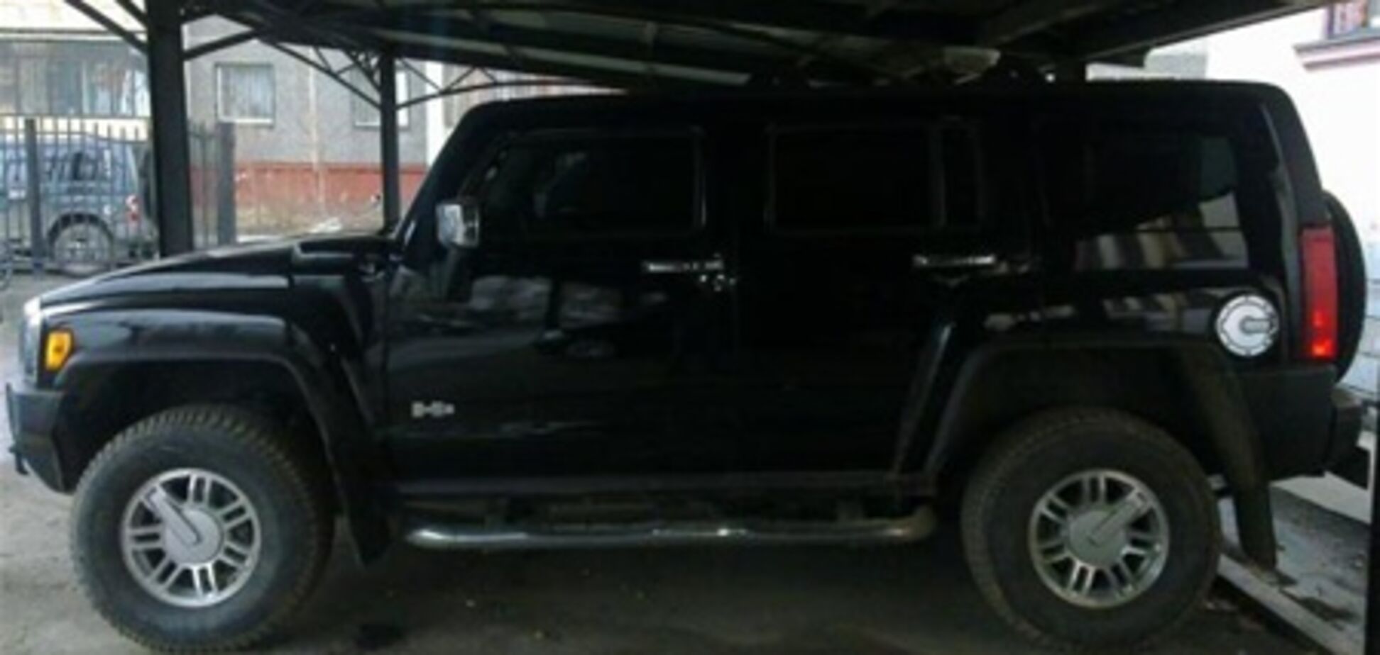 Житель Донецкой области «кинул» банкиров и на «заработанные» средства купил «Хаммер»