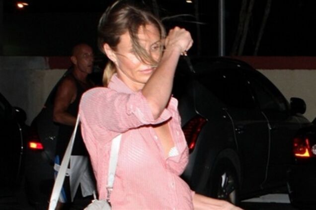 Ногастая Кэмерон Диаз в белом бикини