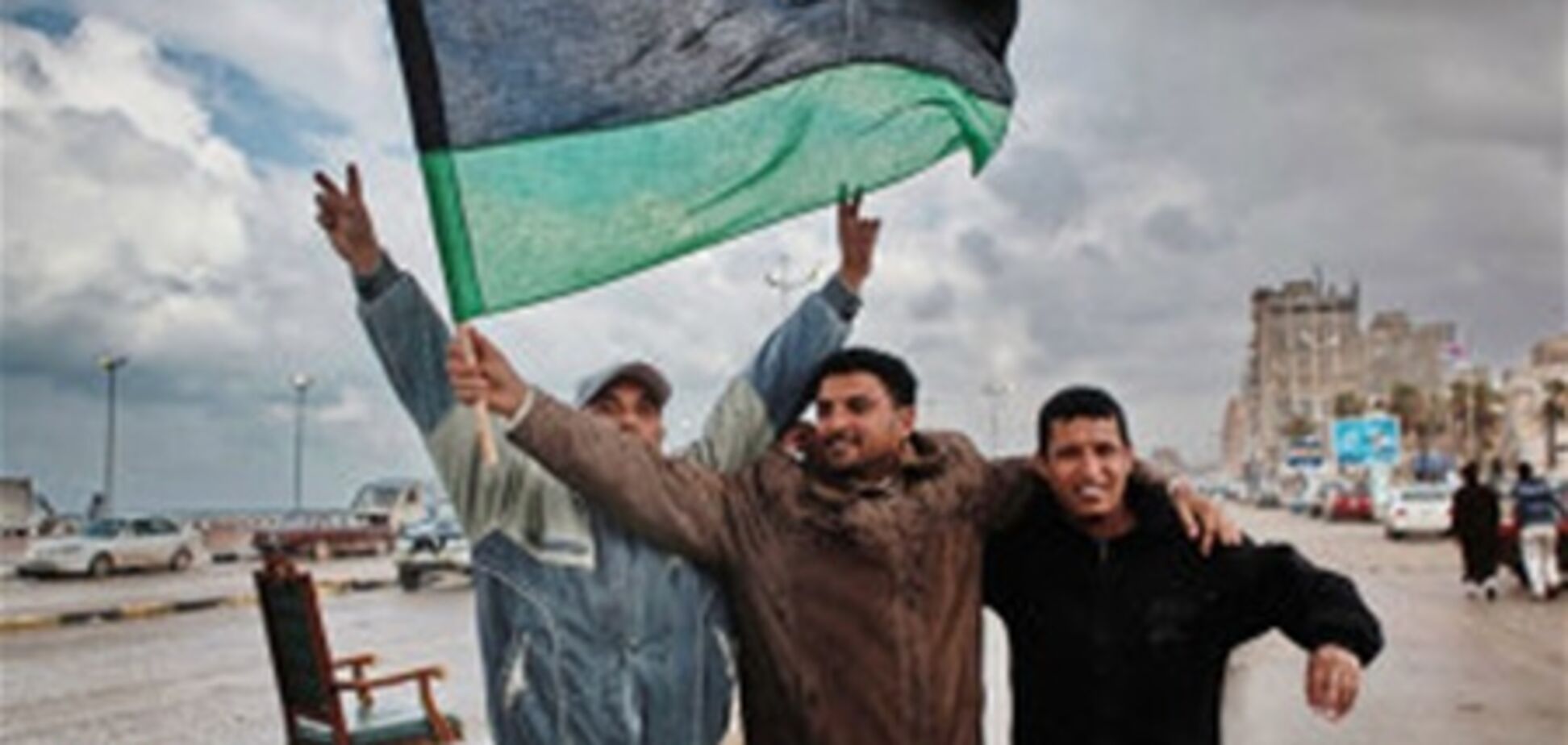 Войска Каддафи сожгли бензин повстанцев