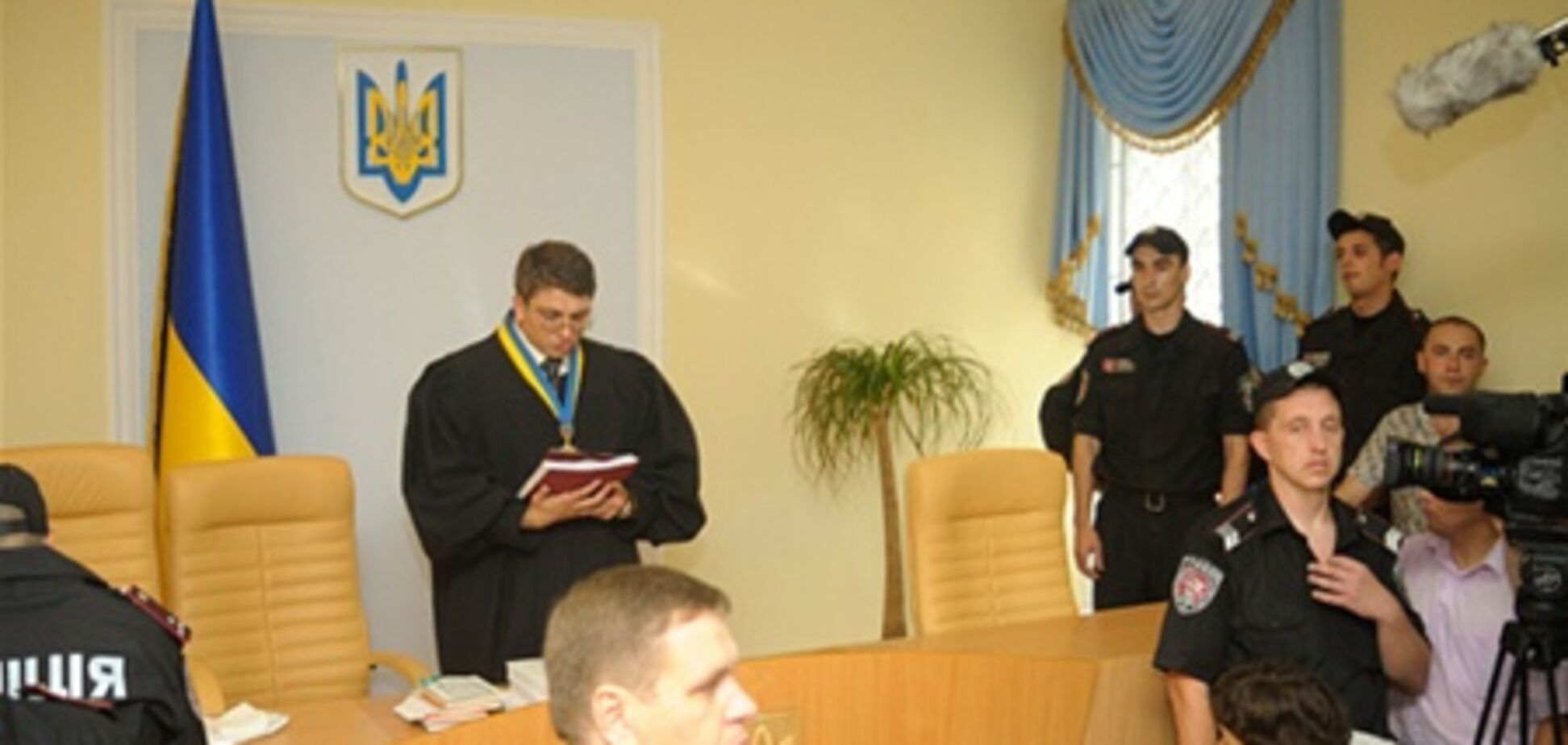 Суд не дозволив Власенку захищати Тимошенко