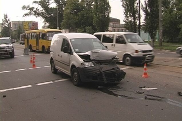 В Киеве Volkswagen Caddy «отфутболил» «Таврию» на 30 метров