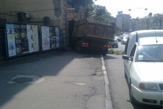 ДТП в Киеве: у полностью груженного грузовика отказали тормоза – затормозил об магазин. ФОТО