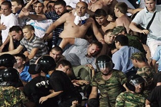 В Махачкале ОМОН разгонял болельщиков 'Зенита' дубинками и электрошокерами. Видео