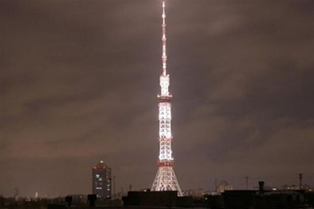 В киевскую телевышку ударила молния