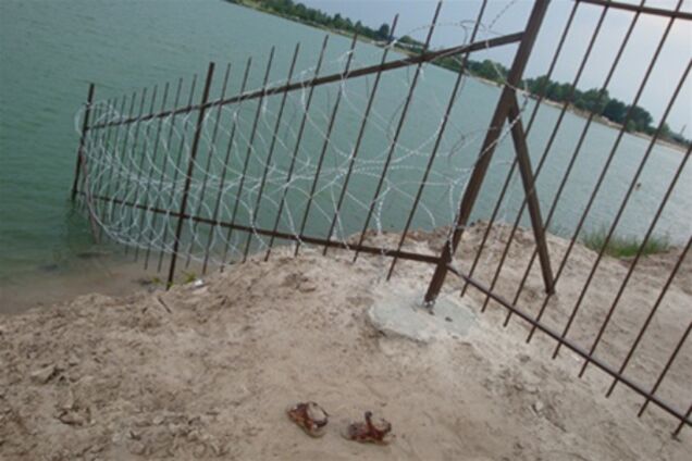 Озеро за колючей проволокой