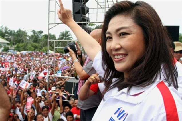 Сестра побіжного екс-прем'єра розгромила партію влади на виборах в Таїланді