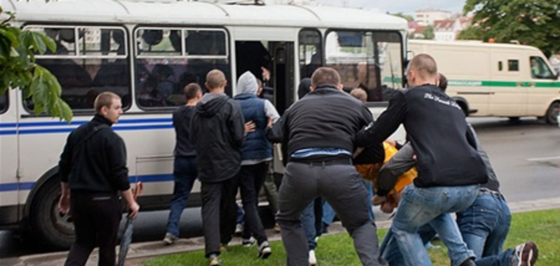 Милиция помешала оппозиционерам аплодировать речи Лукашенко