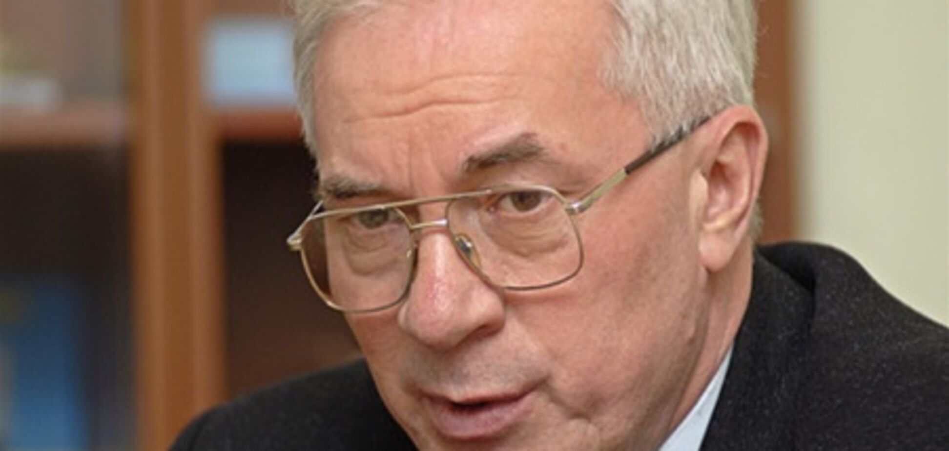 Азаров пообіцяв подбати про зарплати медиків