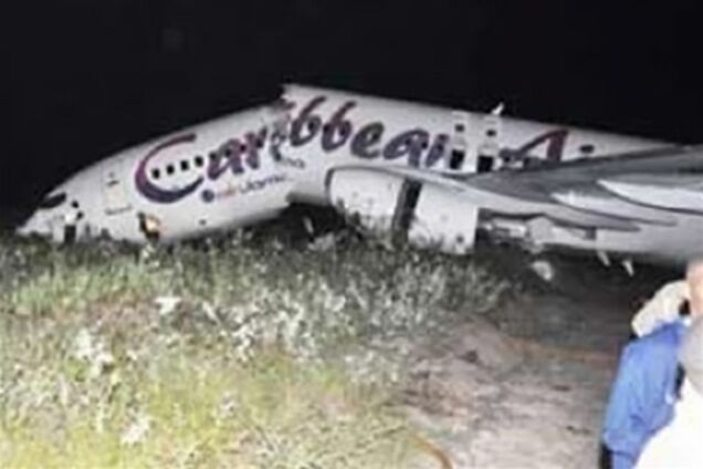 В Гайане при посадке развалился на две части Boeing