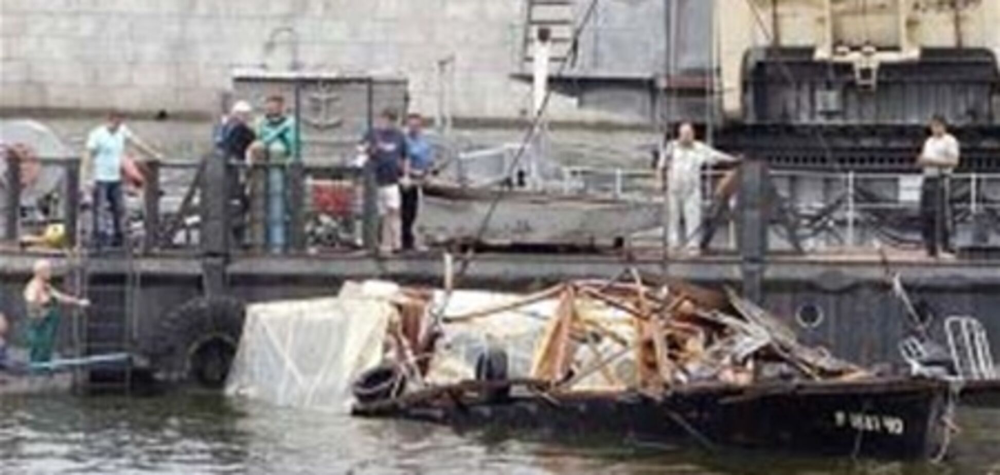 Затонувший в Москве-реке катер доставлен к берегу