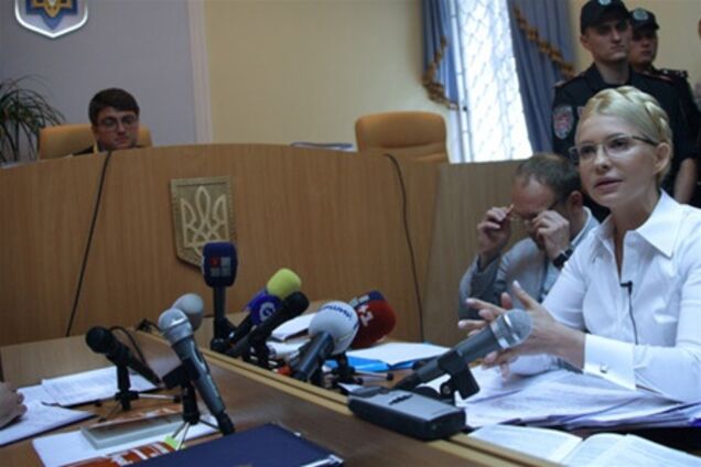 Тимошенко снова отказалась вставать в суде и называть свою фамилию