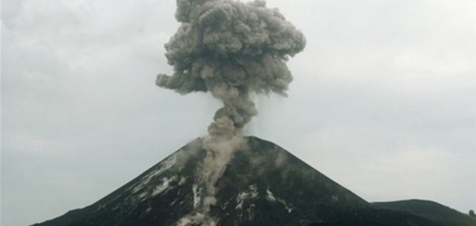 Вулкан отменил авиарейсы в Индонезии