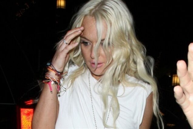 Трезвенница Линдсей Лохан в белом мини-платье