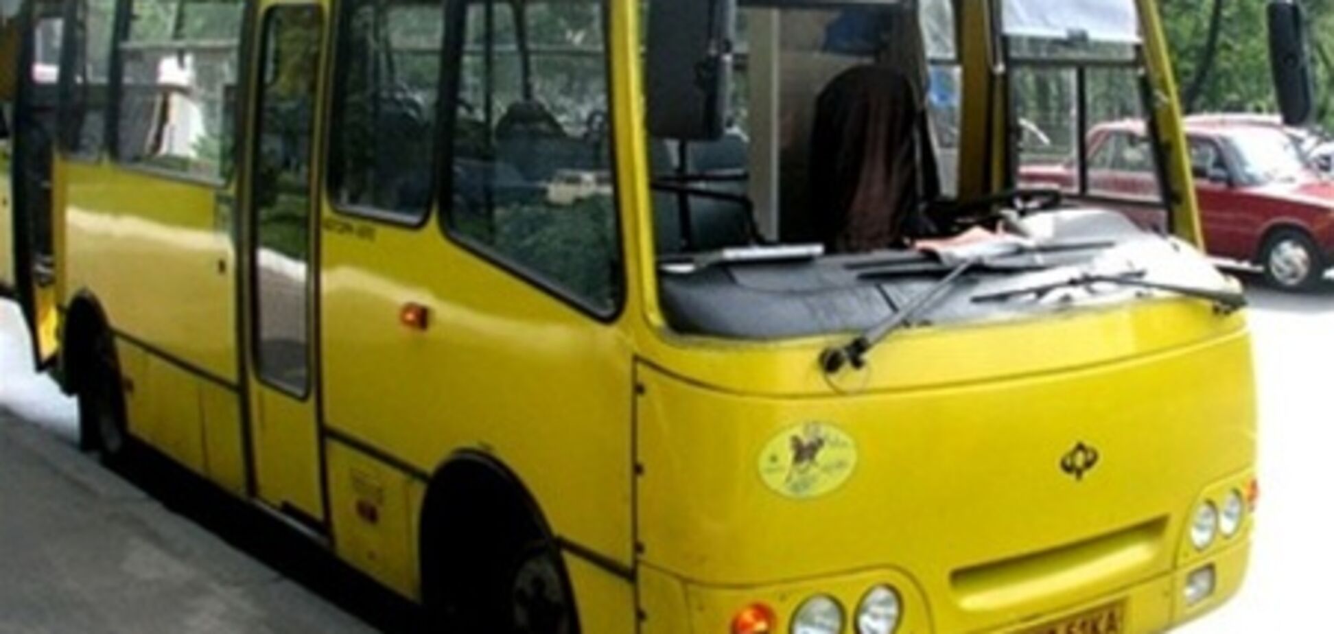 На Столичном шоссе переполненная маршрутка попала в ДТП