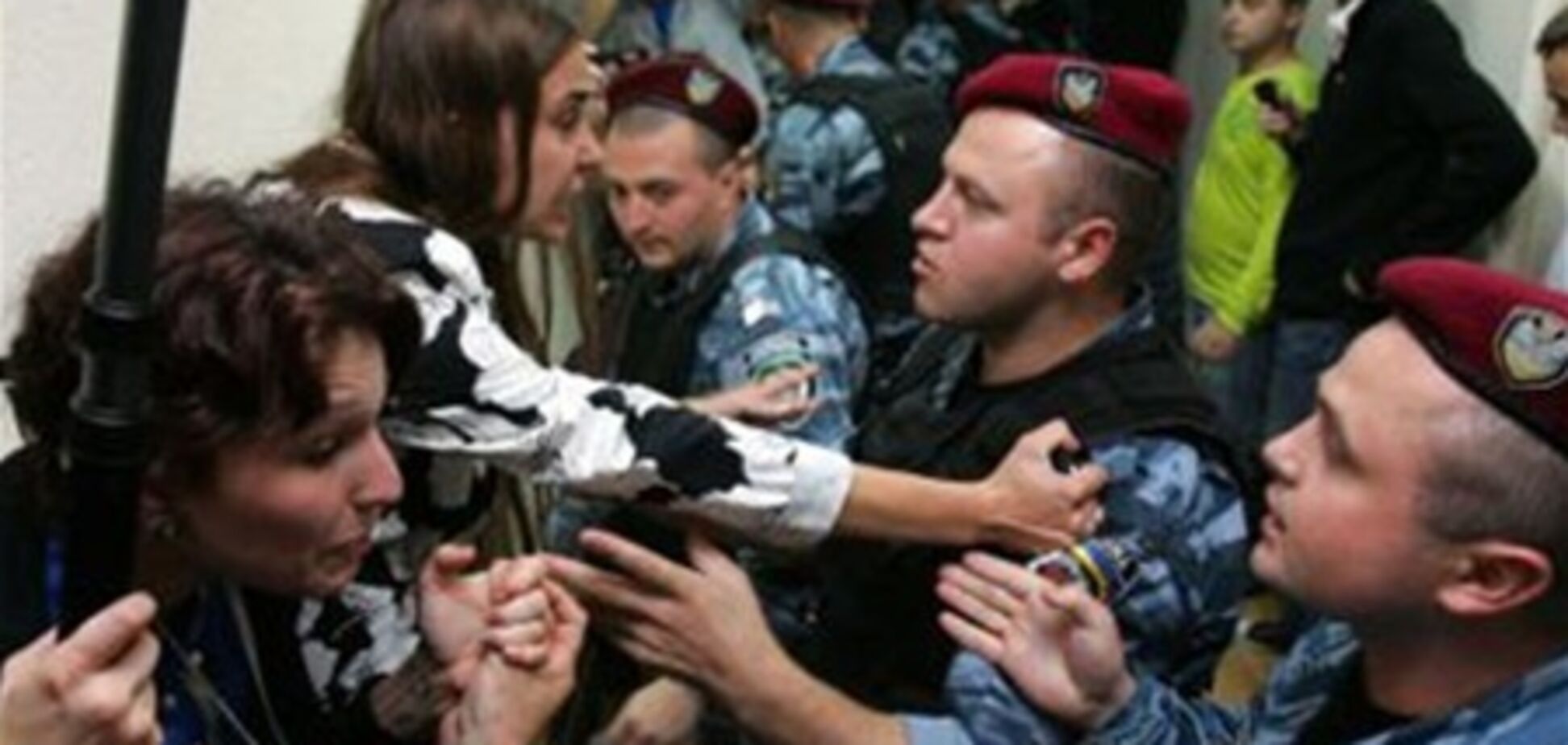 'Беркут' силой вытолкал прессу из зала суда