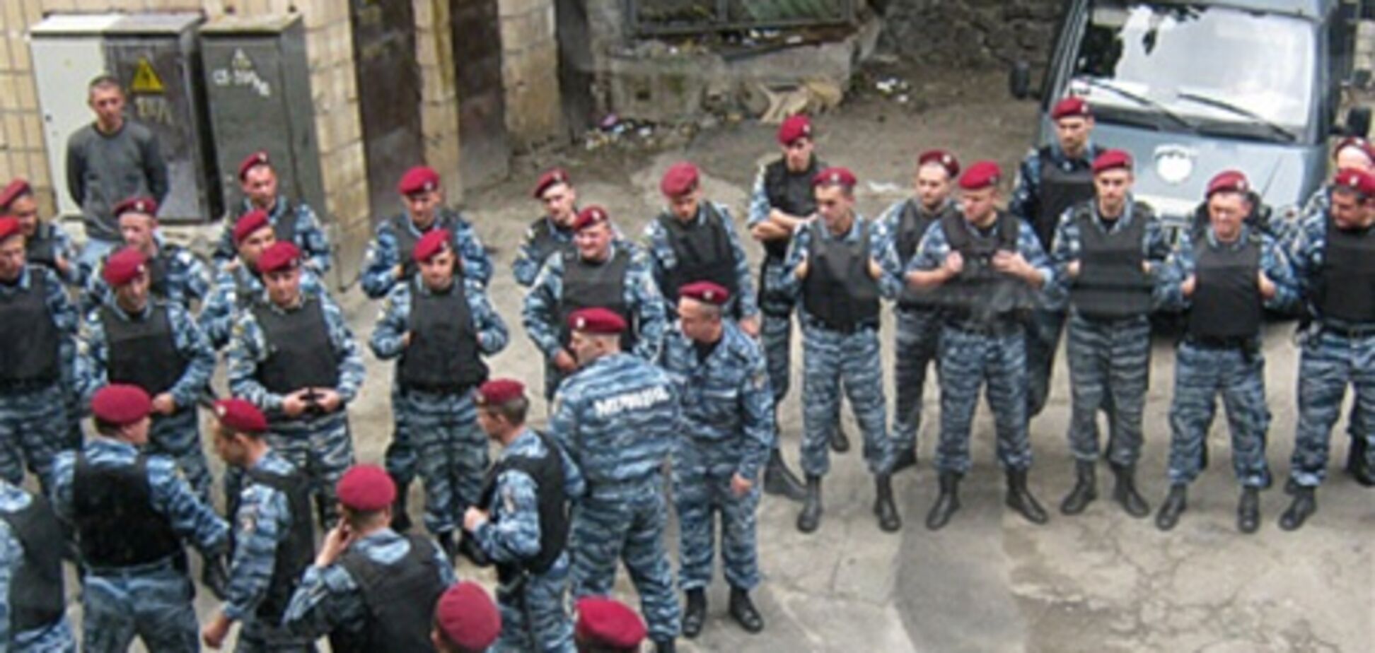 Возле Печерского суда собралось около сотни бойцов'Беркута'