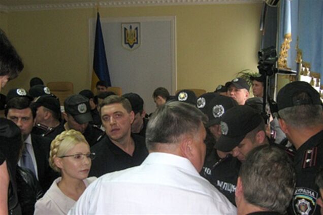 Сторонники Тимошенко вытолкали бойцов 'Беркута' из суда