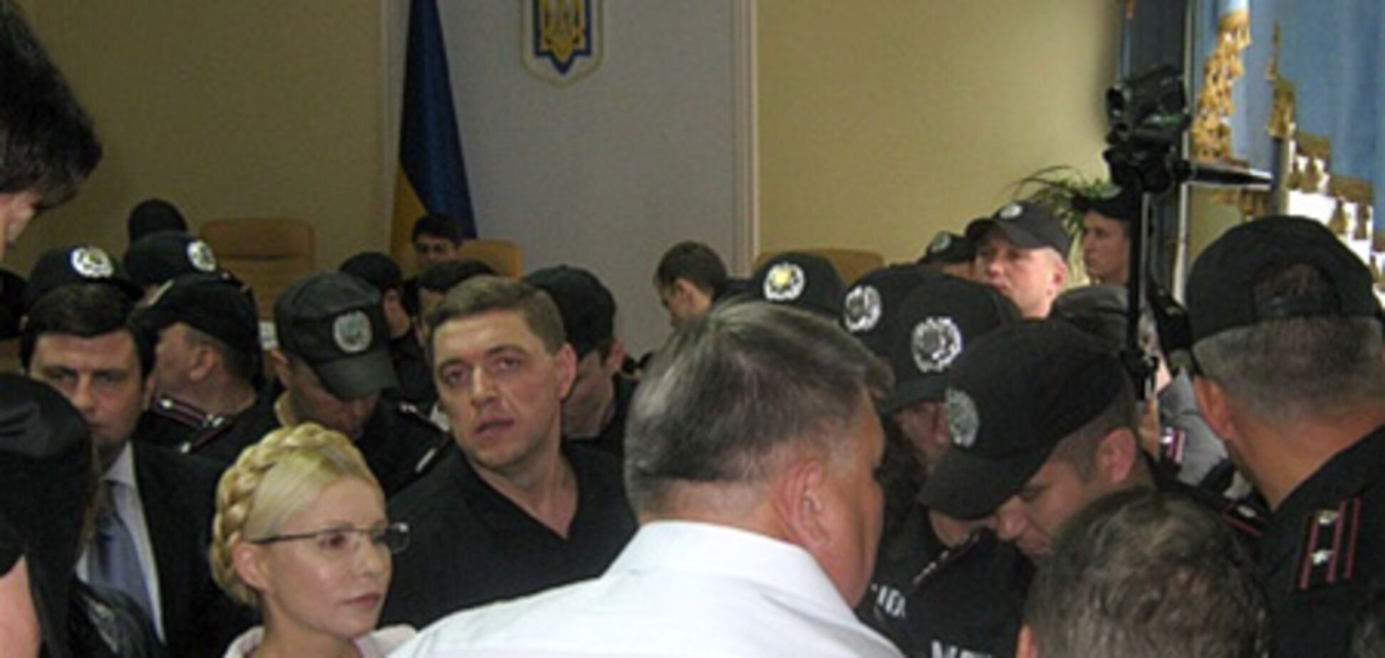 Сторонники Тимошенко вытолкали бойцов 'Беркута' из суда