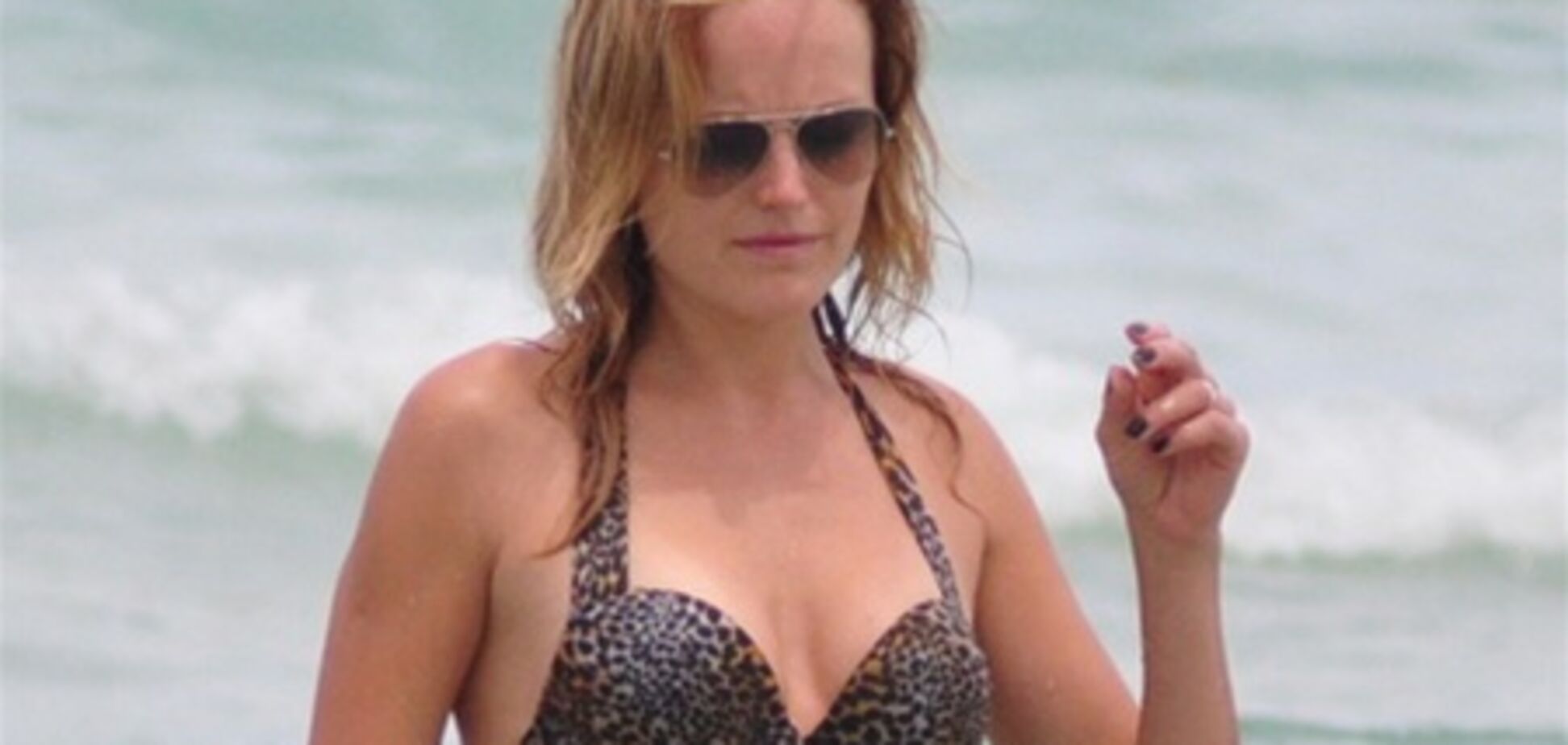 Не особо сексуальная Малин Акерман в леопардовом бикини